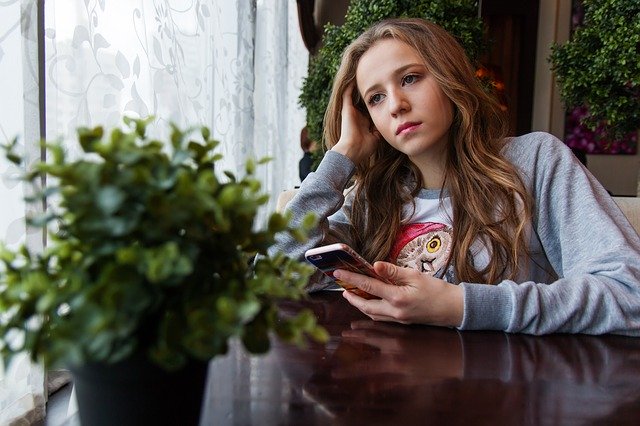 nastolatka w kawiarni